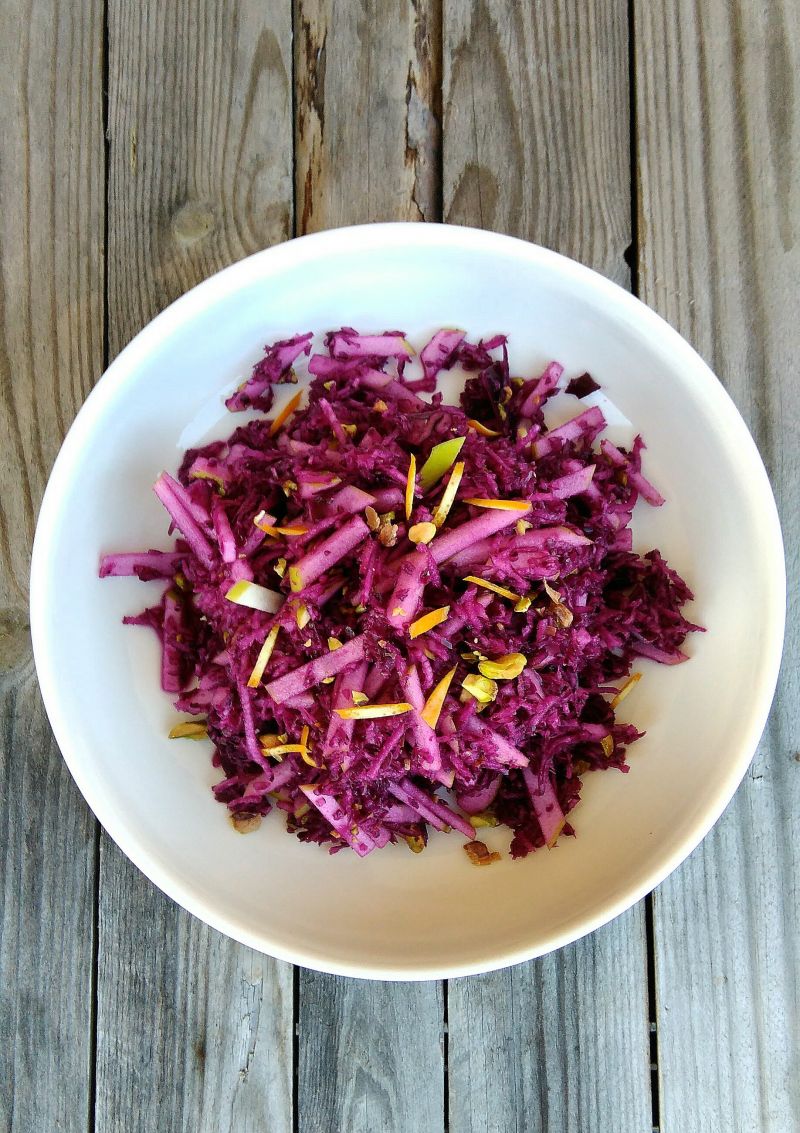 Surówka z czerwonej kapusty z pistacjami