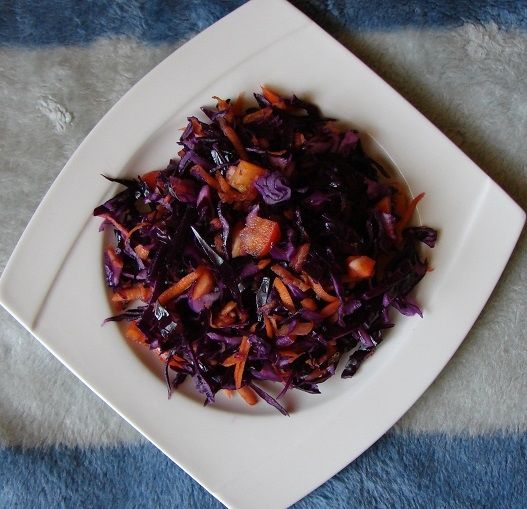 Surówka z czerwonej kapusty z sosem włoskim