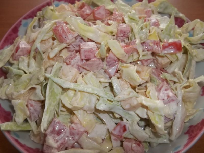 Surówka z dodatkiem żółtego sera 