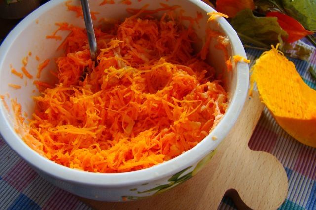 Surówka z dyni , jabłka i marchewki 