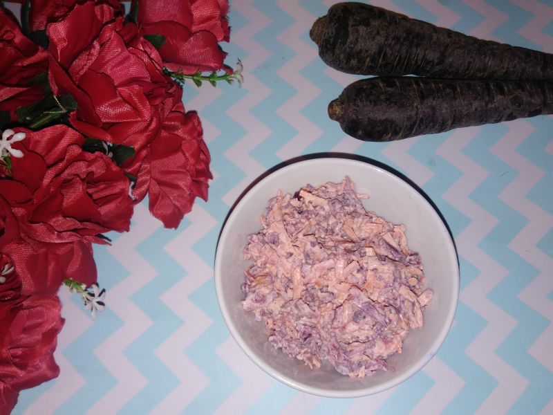 Surówka z fioletowej i pomarańczowej marchewki