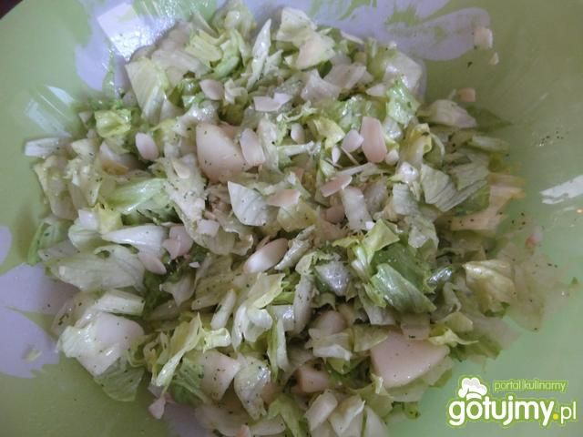 Surówka z gruszką i mogdałami  Surówka z gruszką i mogdałami