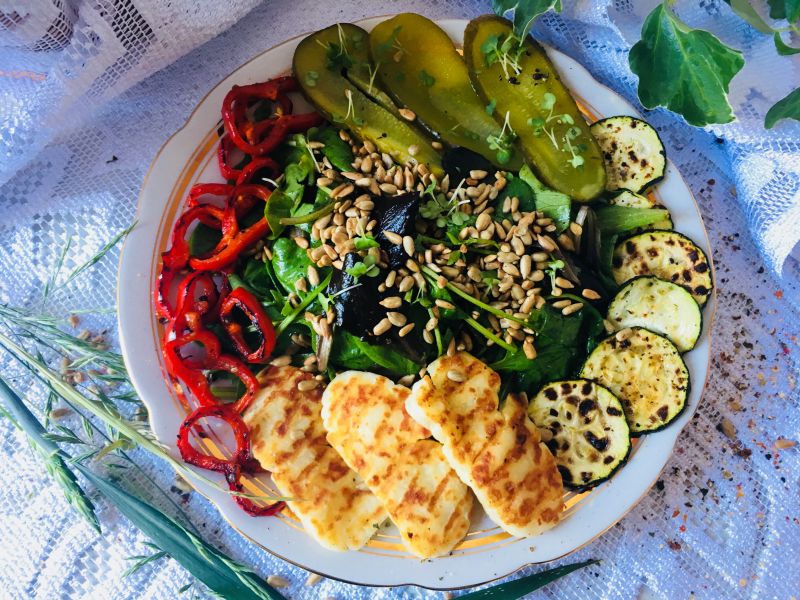 Surówka z halloumi i grillowanymi warzywami  Surówka z halloumi i grillowanymi warzywami