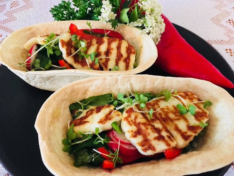 Surówka z halloumi w miseczkach z tortilli 