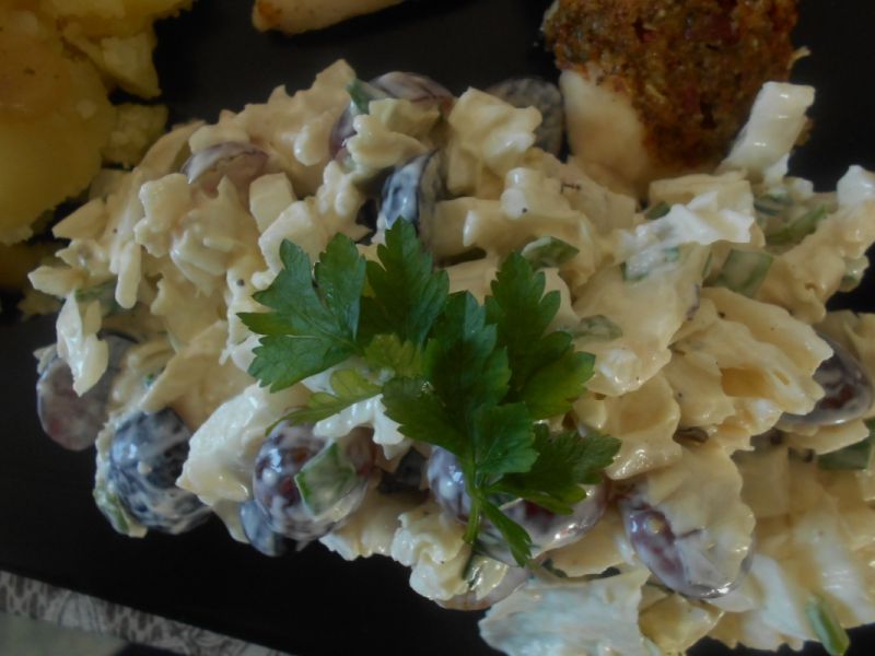 Surówka z jabłkiem i winogronami Surówka z jabłkiem i winogronami