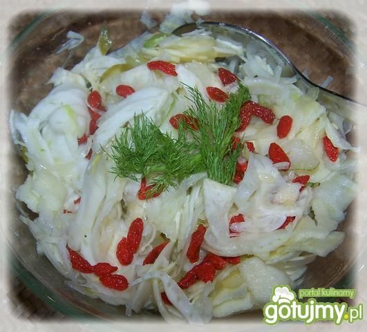 Surówka  z jagodami Goji Surówka  z jagodami Goji