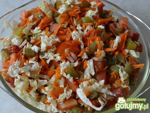 Surówka z kabanosem i kapustą pekińską Surówka z kabanosem i kapustą pekińską