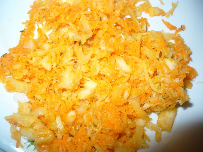 Surówka z kakusty kiszonej,marchewką i mardarynką