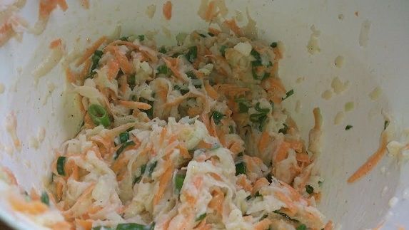 Surówka z kalarepki, jabłka i marchewki Surówka z kalarepki, jabłka i marchewki