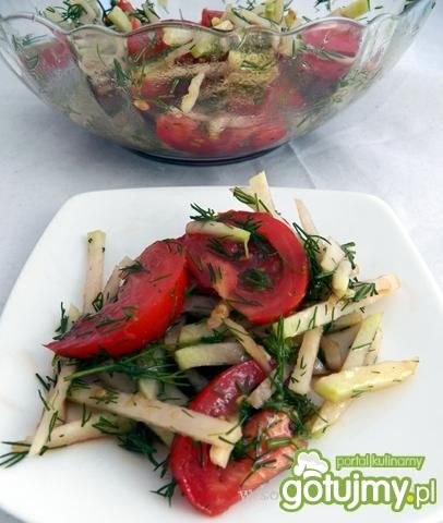 Surówka z kalarepki, pomidora i koperku