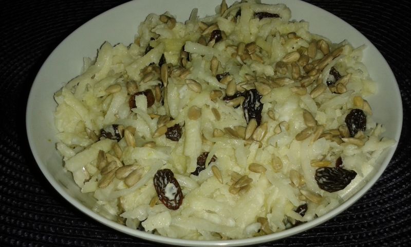 Surówka z kalarepy i rodzynek  Surówka z kalarepy i rodzynek