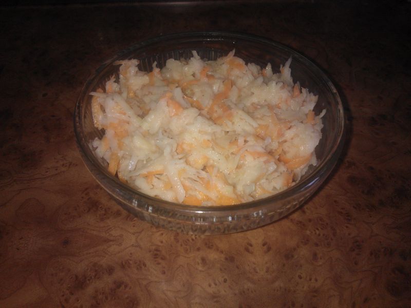 Surówka z kalarepy, jabłka i marchewki.