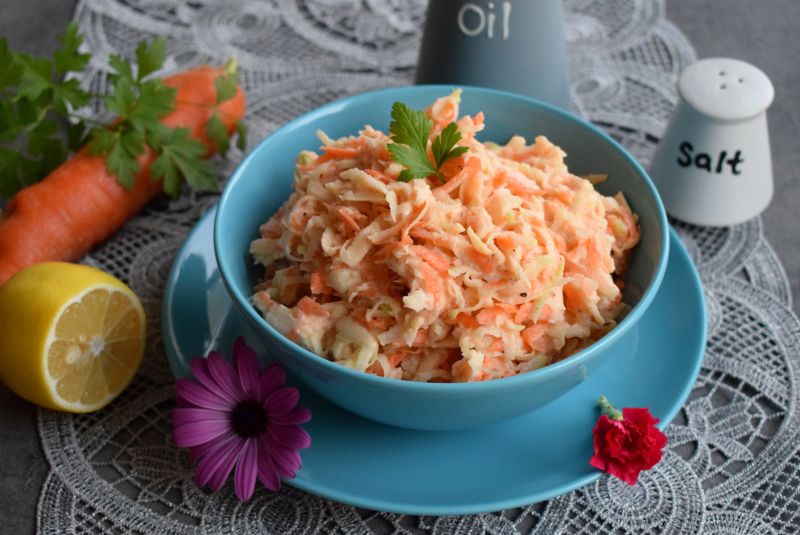 Surówka z kalarepy, marchewki i jabłka Surówka z kalarepy, marchewki i jabłka