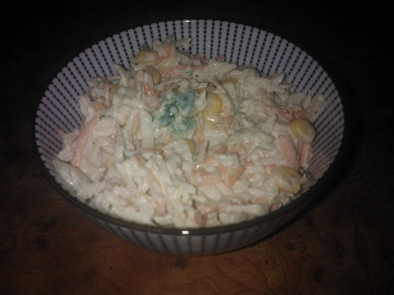 Surówka z kalarepy, marchewki, ogórka i kukurydzy.