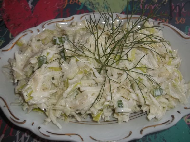 Surówka z kalarepy z dodatkiem żółtego sera Surówka z kalarepy z dodatkiem żółtego sera