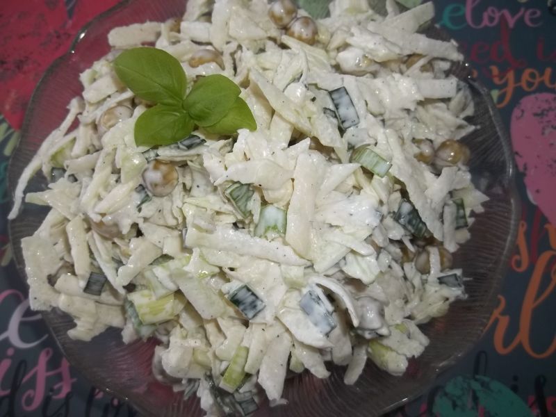 Surówka z kalarepy z groszkiem Surówka z kalarepy z groszkiem