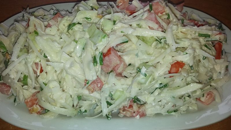 Surówka z kalarepy z pomidorem i ogórkiem Surówka z kalarepy z pomidorem i ogórkiem