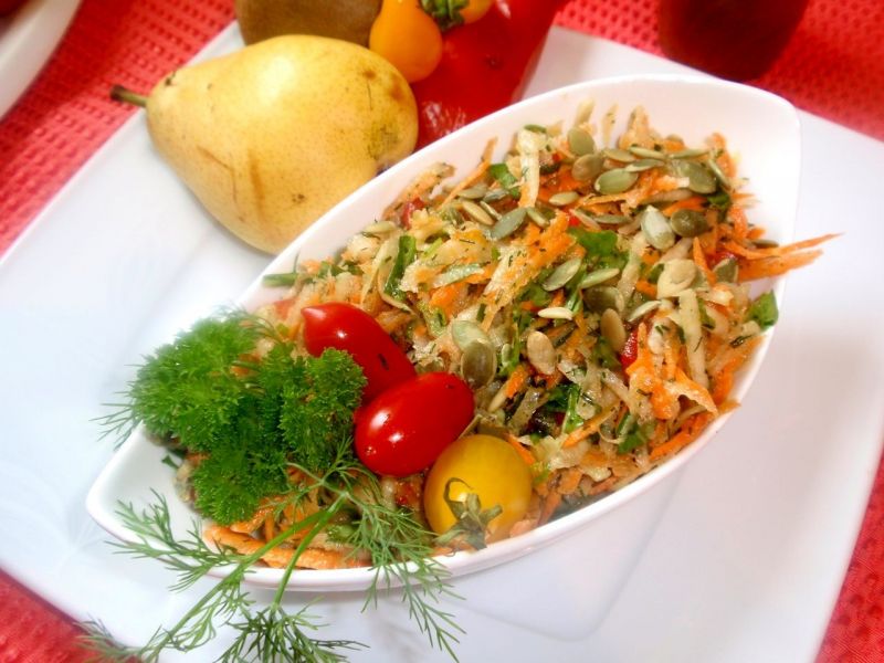 Surówka z kalarepy z rukolą i pestkami dyni Surówka z kalarepy z rukolą i pestkami dyni