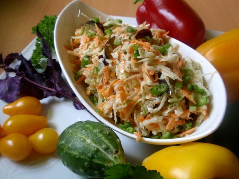 Surówka z kalarepy ze śliwką Surówka z kalarepy ze śliwką