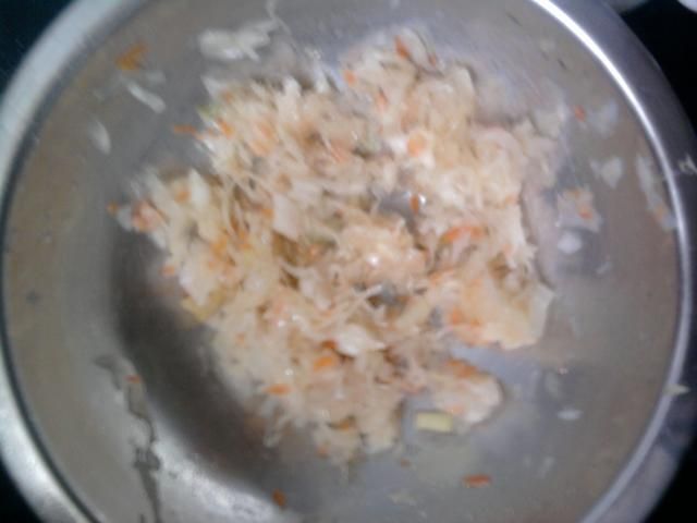 Surówka z kapuchy kiszonej i marchewki