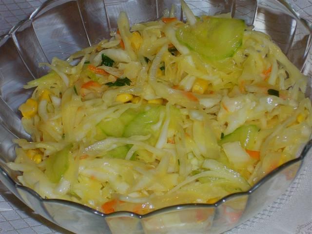 Surówka z kapustą i kukurydzą Surówka z kapustą i kukurydzą