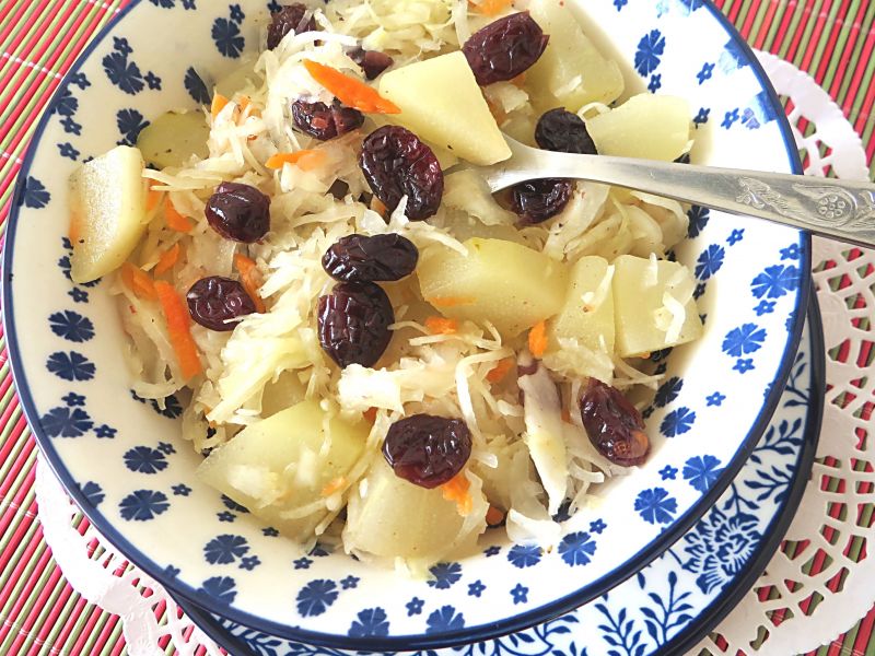 Surówka z kapustą i owocami