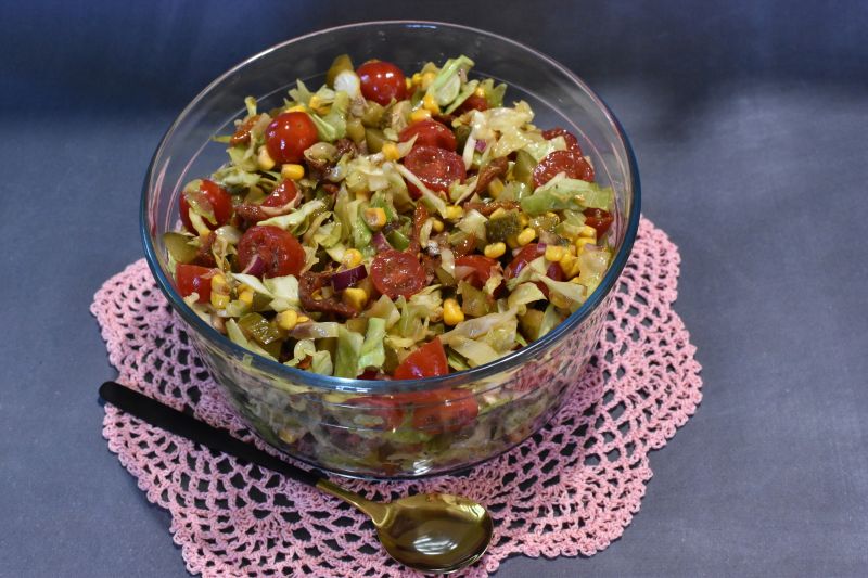 Surówka z kapustą i pomidorami