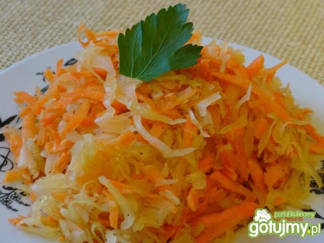Surówka z kapustą kiszoną i marchewką