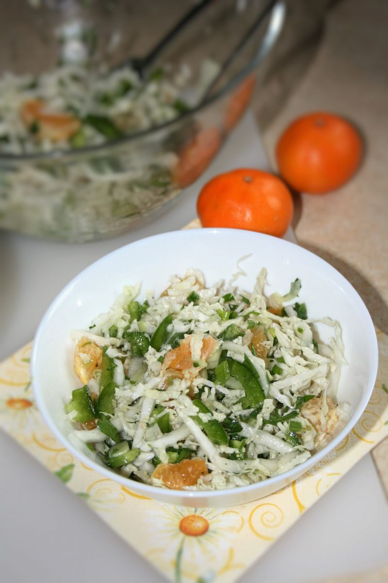 Surówka (z kapustą pekińską, papryką i mandarynką)