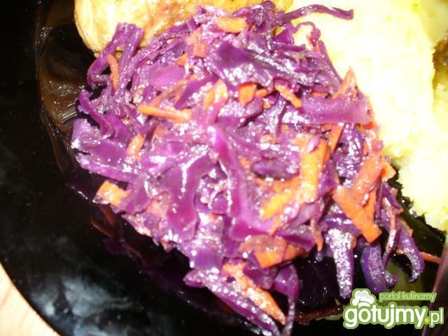 Surówka z kapusty czerwonej.