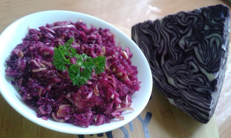 Surówka z kapusty czerwonej z porem i jabłkiem