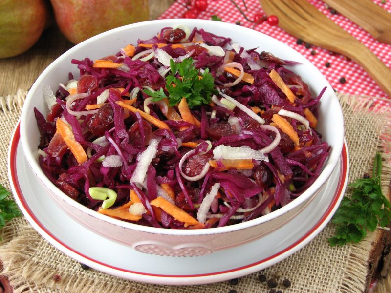 Surówka z kapusty czerwonej z żurawiną