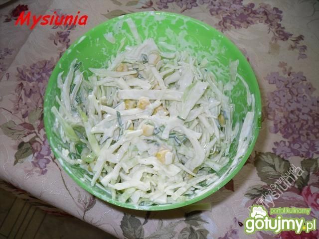 Surówka z kapusty i kukurydzy