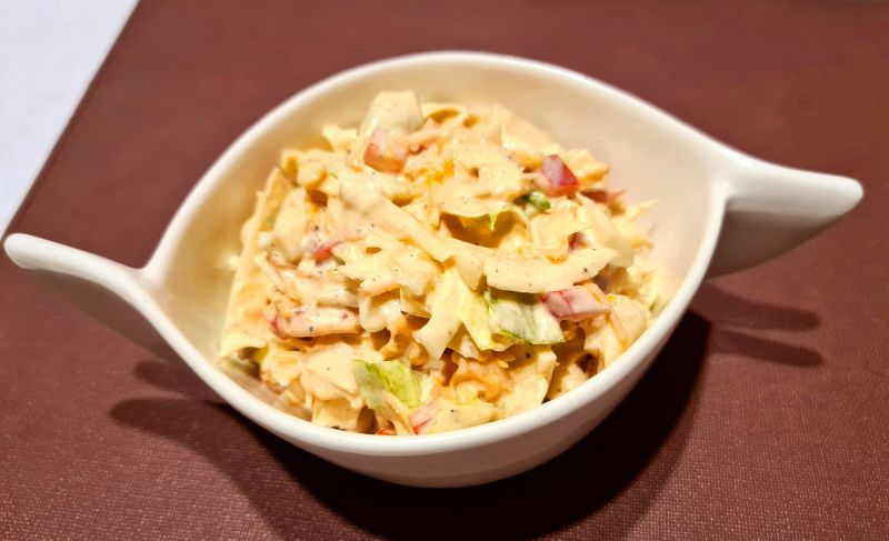 Surówka z kapusty i sałaty lodowej