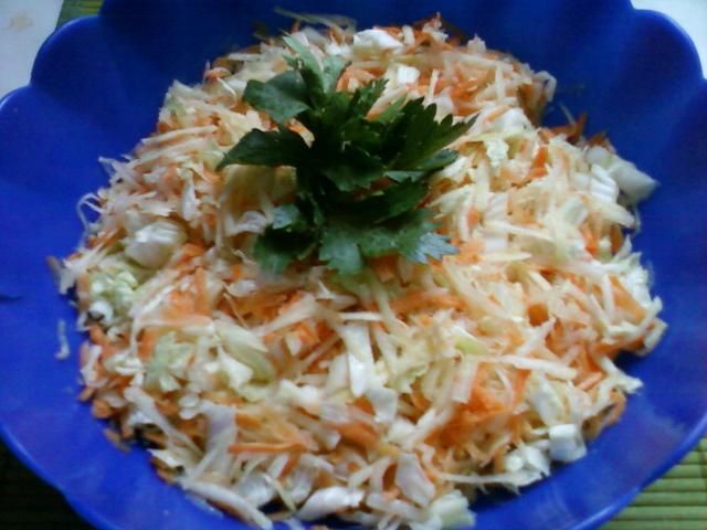 Surówka z kapusty, kalarepki, marchewki