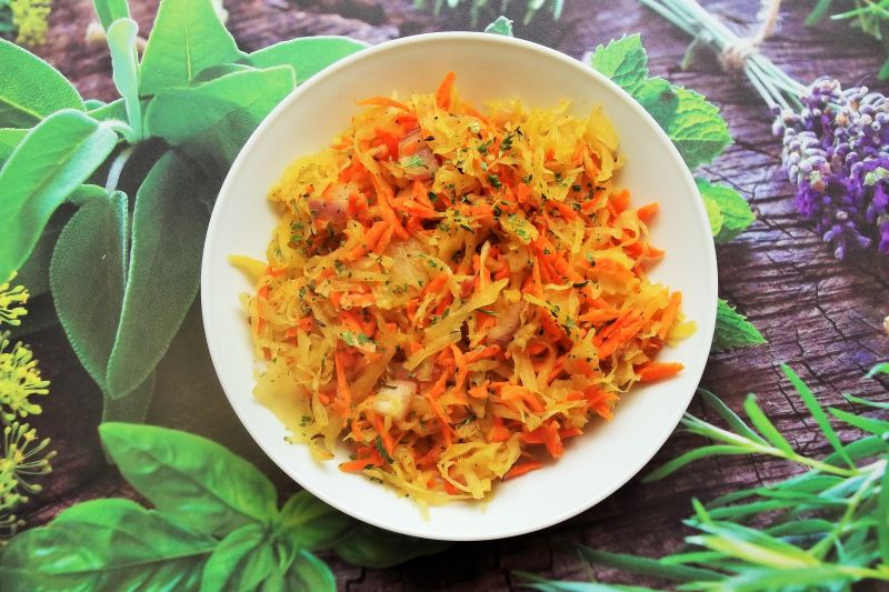 Surówka z kapusty kiszonej i marchewki