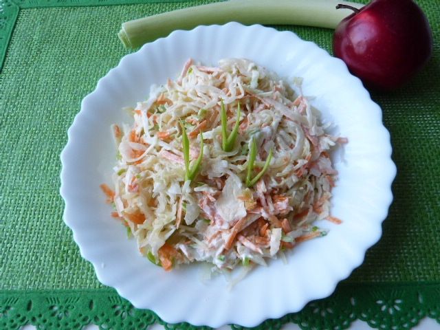 Surówka z kapusty kiszonej z jogurtem