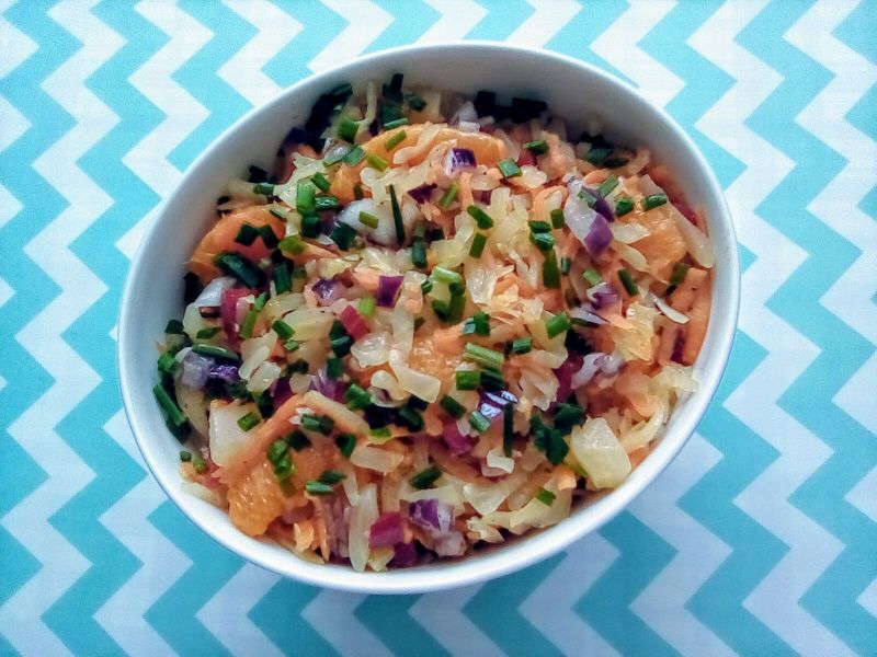 Surówka z kapusty kiszonej z mandarynką, papryczką