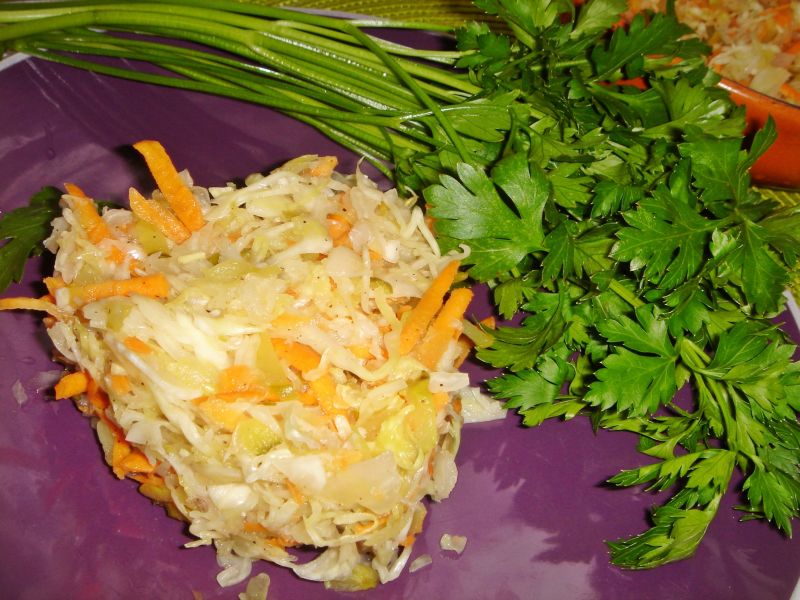 Surówka z kapusty kiszonej z marchewką i ogórkiem Surówka z kapusty kiszonej z marchewką i ogórkiem