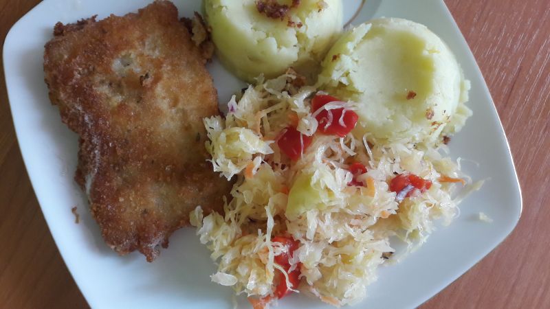 Surówka z kapusty kiszonej z papryką