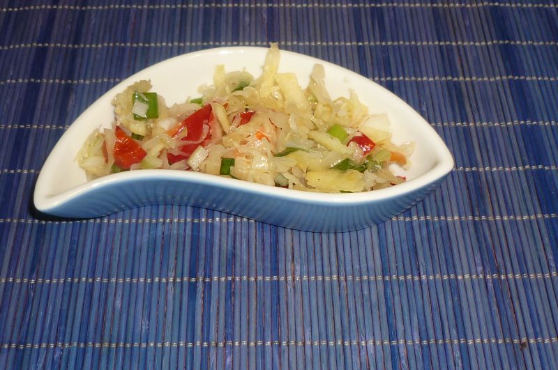 Surówka z kapusty kiszonej z papryką i cebulką