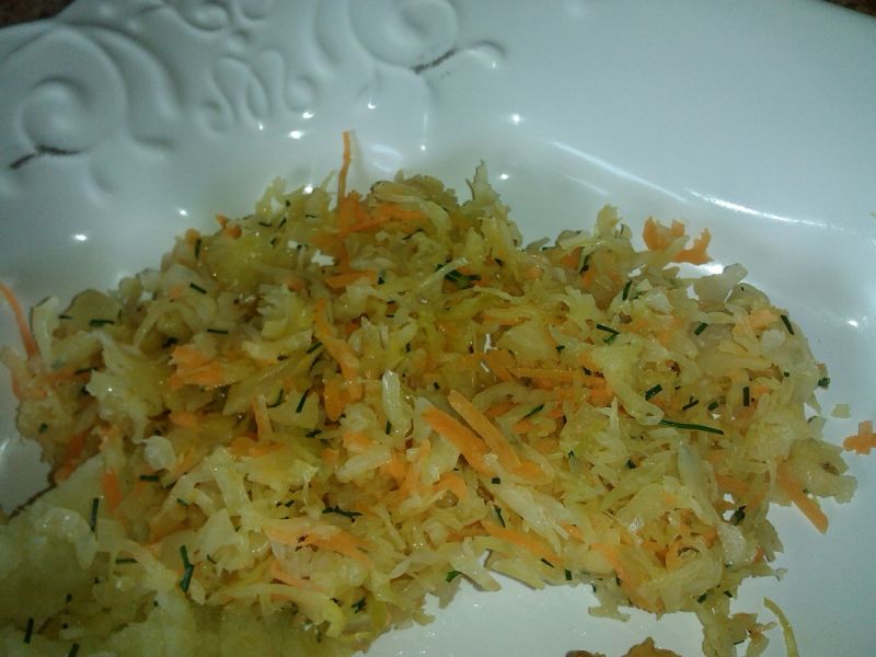 Surówka z kapusty kwaszonej, marchewki i koperku Surówka z kapusty kwaszonej, marchewki i koperku