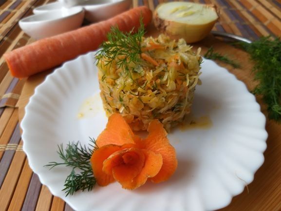 Surówka z kapusty, marchewki i koperku 