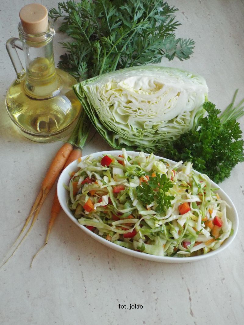 Surówka z kapusty, marchewki i papryki Surówka z kapusty, marchewki i papryki