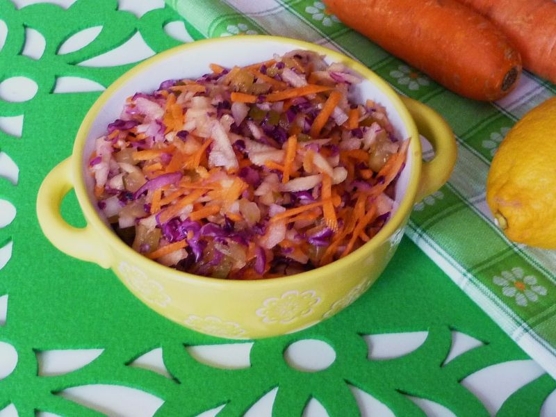 Surówka z kapusty, marchewki i rzodkwi