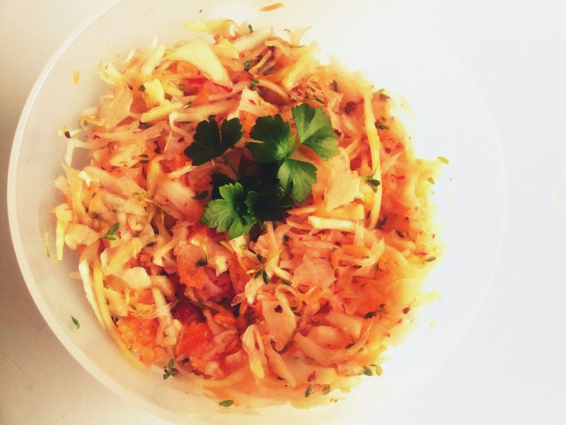 Surówka z kapusty marchewki rzodkiewki rzeżuchy.