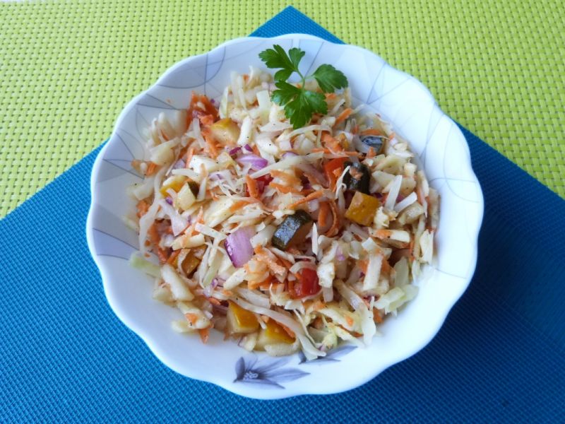 Surówka z kapusty, marynowanej cukinii i papryki Surówka z kapusty, marynowanej cukinii i papryki