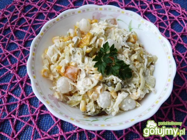 Surówka z kapusty, papryki i kukurydzy