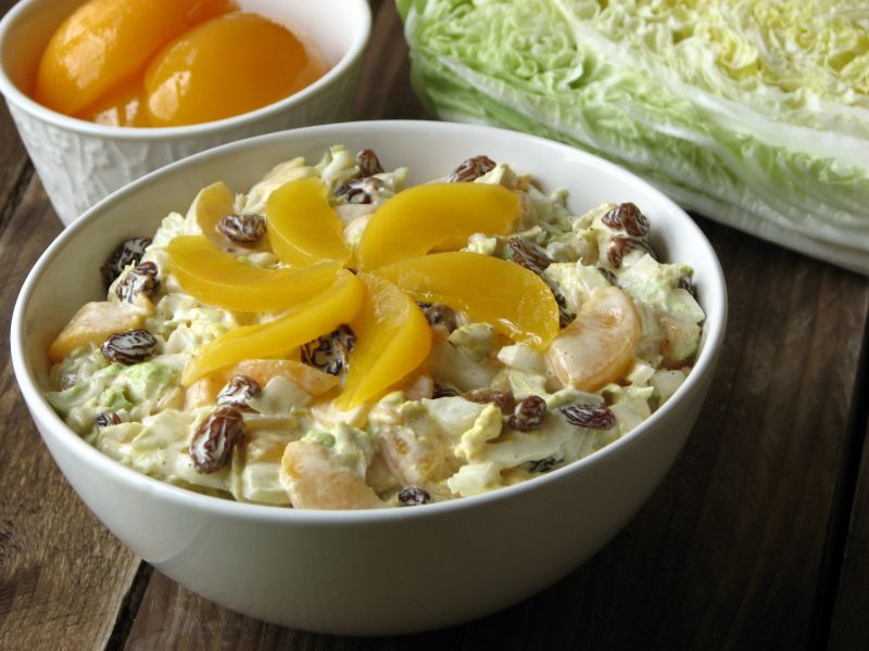 Surówka z kapusty pekińskiej i brzoskwiń