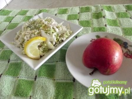 Surówka z kapusty pekińskiej i jabłka Surówka z kapusty pekińskiej i jabłka